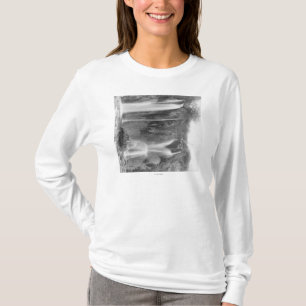 Der Mann, der unter dem Spearfish stehend ist, T-Shirt