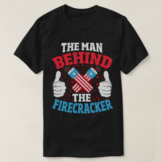 Der Mann hinter dem Firecracker New Dad 4. Juli T-Shirt (Design vorne)