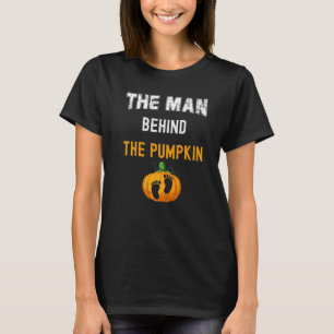 Der Mann hinter dem Kürbisschwangeren Halloween ko T-Shirt