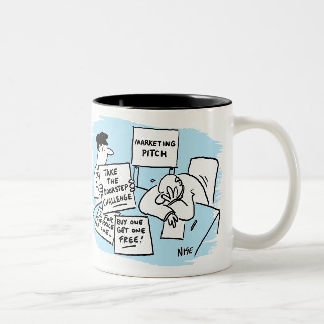 Der Marketing Manager wird auf einem Verkaufspunkt Zweifarbige Tasse (Rechts)
