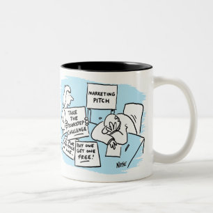 Der Marketing Manager wird auf einem Verkaufspunkt Zweifarbige Tasse
