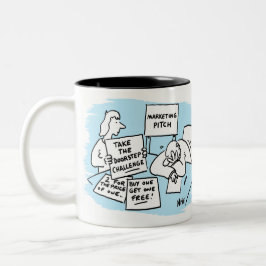 Der Marketing Manager wird auf einem Verkaufspunkt Zweifarbige Tasse