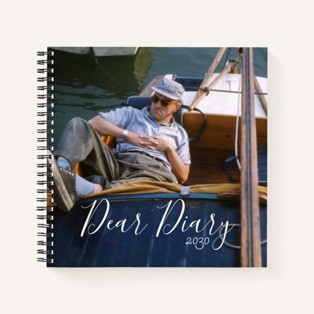 Der Mensch entspannt sich auf einem Boot Mitte des Notizbuch (Vorderseite)