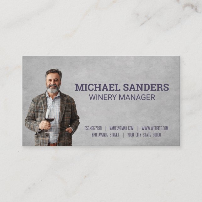 Der Mensch lächelt und hält das Glas Wein Visitenkarte (Vorderseite)