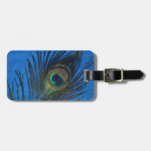 Der metallische rosa Hintergrund mit dem Gepäckanhänger