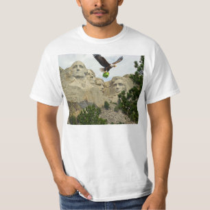 Der Mighty Eagle fliegt mit einem lästigen Schwein T-Shirt