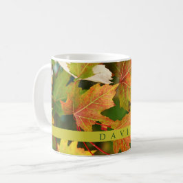 Der moderne Herbst hinterlässt die Tasse des Kaffe