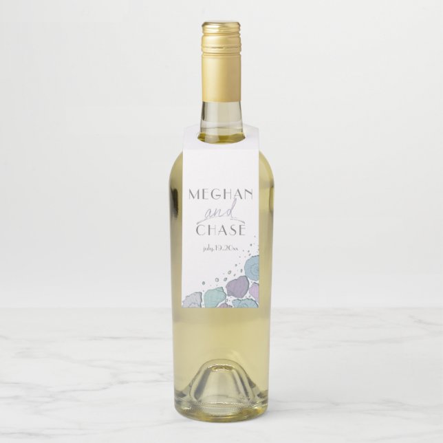 Der moderne Strand Seashells Lilac und Dusty Blue Flaschenanhänger (Auf Flasche)