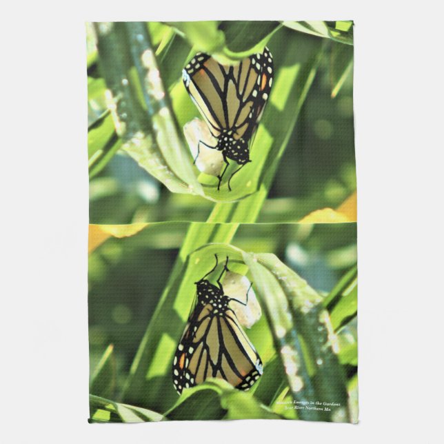 Der Monarch Emerge im Garten Geschirrtuch (Vertikal)