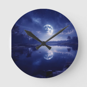 Der Mond auf der Oberfläche des Sees Runde Wanduhr