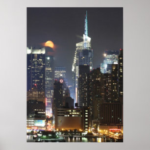 Der Mond erhebt sich über der Innenstadt New Yorks Poster
