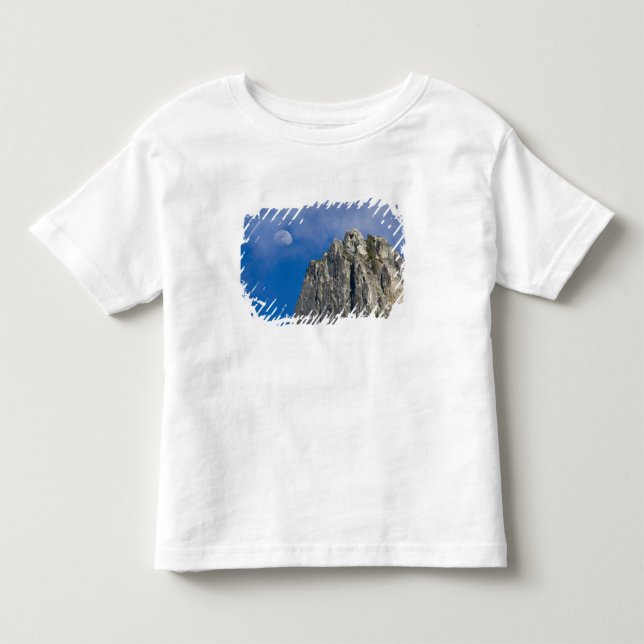 Der Mond erhebt sich und scheint durch die Wolken Kleinkind T-shirt (Vorderseite)