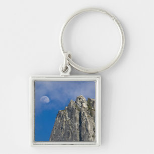 Der Mond erhebt sich und scheint durch die Wolken Schlüsselanhänger