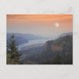 Der Mond hängt am Himmel über dem Vista Postkarte