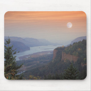 Der Mond hängt am Himmel über der Vista Mousepad