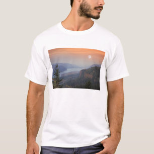 Der Mond hängt am Himmel über der Vista T-Shirt