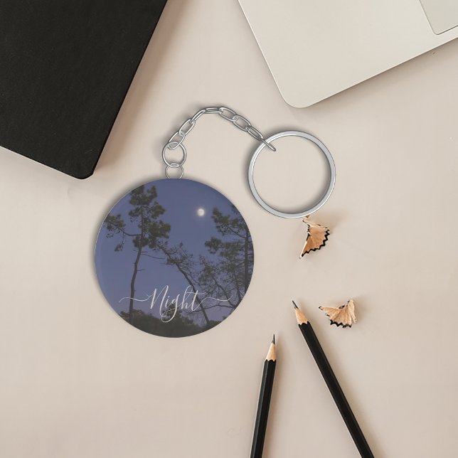 Der Mond nachts in einem Schlüsselanhänger im Wald (The moon at night in a forest keychain
)