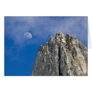Der Mond steigt auf und scheint durch die Wolken