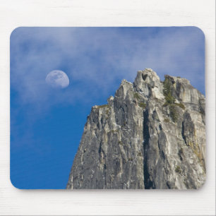 Der Mond steigt auf und scheint durch die Wolken Mousepad