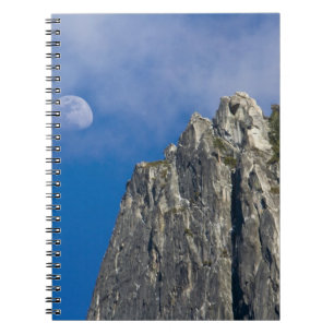 Der Mond steigt auf und scheint durch die Wolken Notizblock