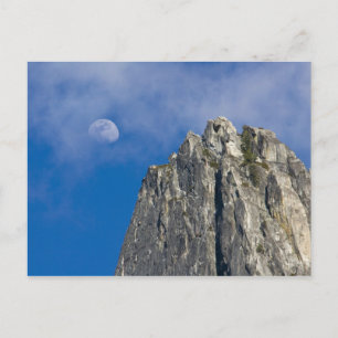 Der Mond steigt auf und scheint durch die Wolken Postkarte