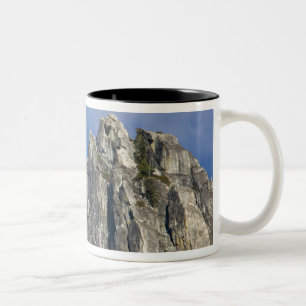 Der Mond steigt auf und scheint durch die Wolken Zweifarbige Tasse
