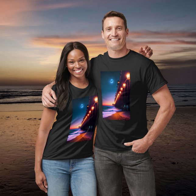 Der mondbeleuchtete Pier T-Shirt (Von Creator hochgeladen)