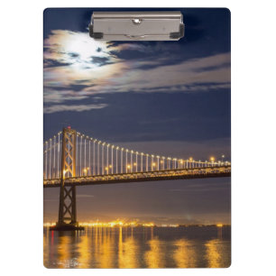 Der Moonrise heute Abend über der Bucht-Brücke Klemmbrett
