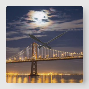 Der Moonrise heute Abend über der Bucht-Brücke Quadratische Wanduhr