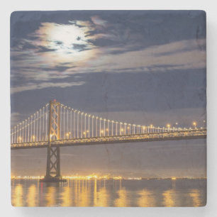 Der Moonrise heute Abend über der Bucht-Brücke Steinuntersetzer