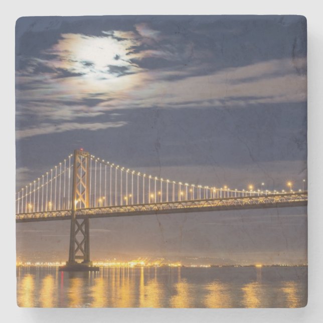 Der Moonrise heute Abend über der Bucht-Brücke Steinuntersetzer (Vorderseite)