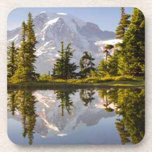 Der Mt. Rainier spiegelt sich in einem Bergsee nah Getränkeuntersetzer
