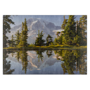 Der Mt. Rainier spiegelt sich in einem Bergsee nah Schneidebrett