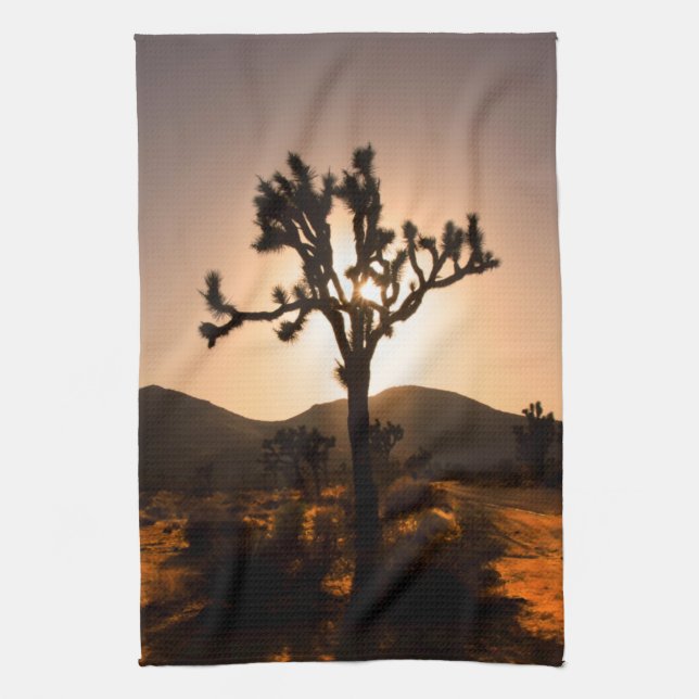Der Nachtfall beginnt bei Joshua Tree Geschirrtuch (Vertikal)