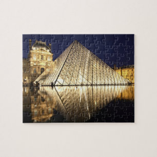 Der nächtliche Ausblick auf die gläserne Pyramid