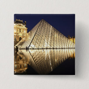 Der nächtliche Ausblick auf die gläserne Pyramid Button