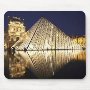 Der nächtliche Ausblick auf die gläserne Pyramid Mousepad