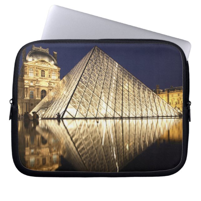Der nächtliche Ausblick auf die gläserne Pyramide  Laptopschutzhülle (Vorderseite)
