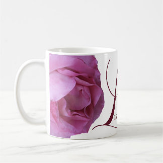 Der Name der hübschen Rosa Rosa Blütenblüte ist in Kaffeetasse