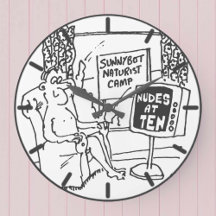 Der Naturist beobachtet den Cartoon des Fernsehens