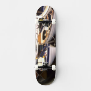 Der Nebel umgibt vier Boote, die angedockt sind. Skateboard