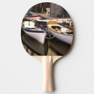 Der Nebel umgibt vier Boote, die angedockt sind. Tischtennis Schläger