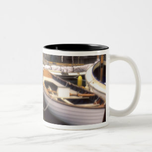 Der Nebel umgibt vier Boote, die angedockt sind. Zweifarbige Tasse