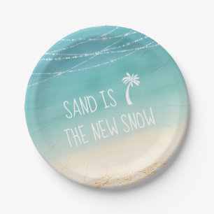 Der Niedliche Sand des tropischen Strandes ist ein Pappteller