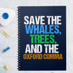 Der Oxford Comma Funny gerettet Notizblock<br><div class="desc">Rett die Wale,  Bäume und das Oxford Comma. Ein unglaublich witzig englischsprachiges Geschenk für einen Schreibprofessor oder Schriftsteller. Ein niedliches Geschenk für einen Autor oder Schriftsteller,  der gerne Grammatik Spaß.</div>