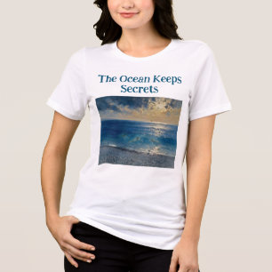 Der Ozean birgt Geheimnisse – Eine fesselnde Meere Tri-Blend Shirt