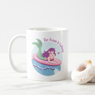 Der Ozean ruft Meerjungfrau beim Surfen auf einem  Kaffeetasse