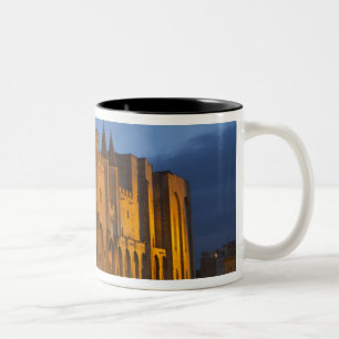 Der Palast des Papstes in Avignon bei Sonnenunterg Zweifarbige Tasse