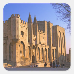 Der Palast des Papstes in Avignon mit Menschen Quadratischer Aufkleber