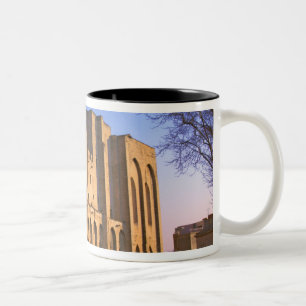 Der Palast des Papstes in Avignon mit Menschen Zweifarbige Tasse